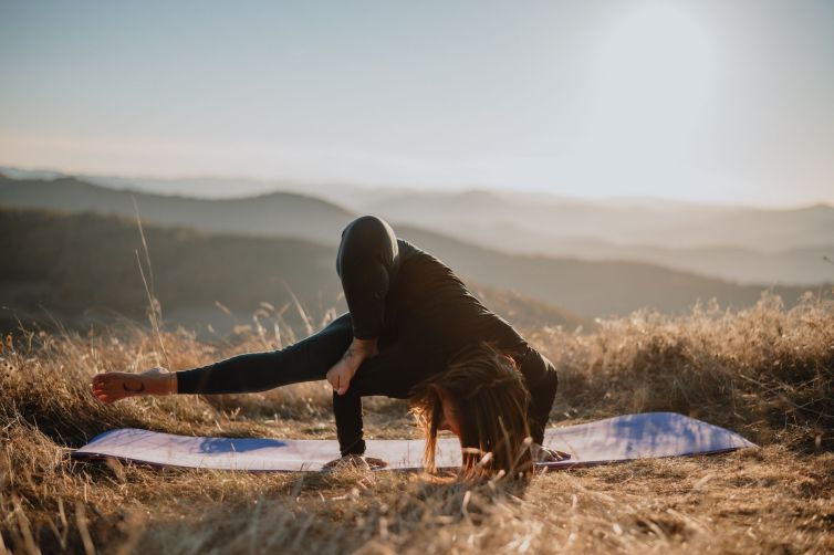 yoga-flying-grasshopper-asana